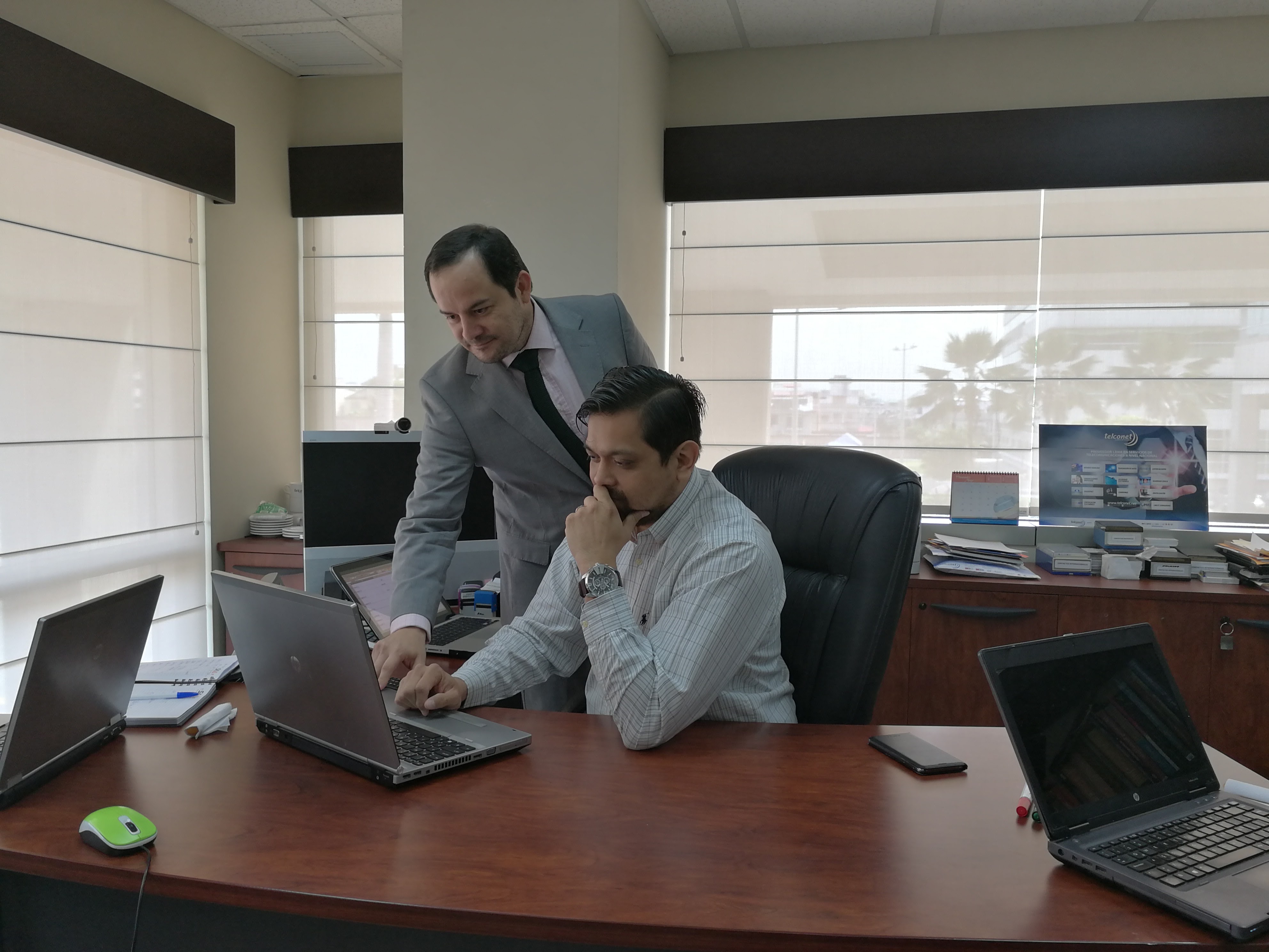 Equipo NetVoice colaborando en oficina corporativa de Guayaquil